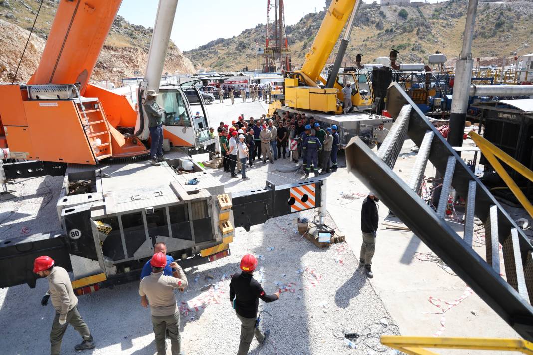 Gabar Dağı'nda ölen mühendise son veda! Petrol sahasında sondaj kulesi devrilmişti 29